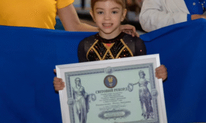 Шестирічна українка встановила світовий рекорд із підйомів із переворотом на перекладині