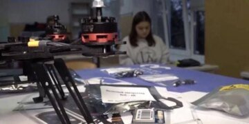 В Мелітополі школярів вчать збирати дрони для армії рф