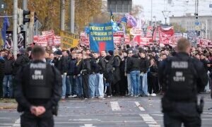 У Лейпцигу до 10 тисяч футбольних фанатів вийшли на акцію протесту
