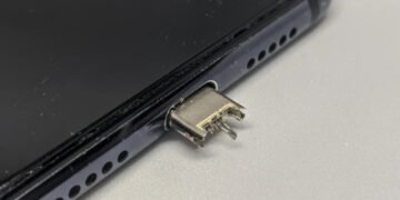 Що робити, якщо USB-кабель зламався прямо в телефоні і застряг: пояснюють фахівці