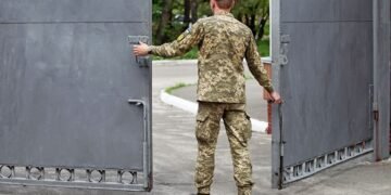 Зробив мотузку з одягу: у Тернополі мобілізований опинився у реанімації після падіння з п’ятого поверху ТЦК