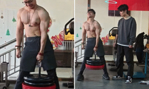 Китаєць підняв середнім пальцем руки 144 кг