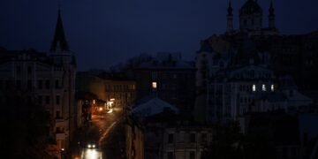 Блекаут в Києві: як виглядає столиця після обстрілів РФ (відео)