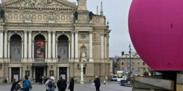 Перед Львівською оперою встановлять нову інсталяцію — скульптуру “Бульбашка”