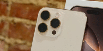 Прозора задня панель і камера під екраном: що відомо про iPhone 18