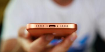 Шипить як старе радіо: власники iPhone 17 Pro масово скаржаться на дивний дефект при зарядці