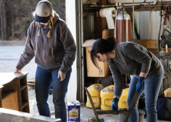 Стара шафа зберігала таємницю майже 80 років: дівчина знайшла реліквію часів Другої світової