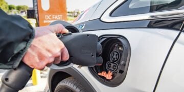 В Україні стрімко зростає вартість зарядки електромобілів: яка причина