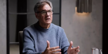 Колишній шпигун розповів, як спецслужби можуть підслуховувати через смартфон і телевізор (відео)