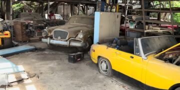 Іржаві раритети: у зруйнованому сараї виявили велику колекцію ретроавто (відео)