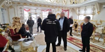 Будинок весь у золоті: на Закарпатті депутат райради приховав у декларації понад 8 млн грн (фото)