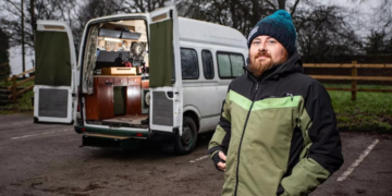 Життя без сусідів: чоловік переїхав жити у фургон і зекономив значну суму (фото)