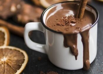 Зимове тепло в чашці: які напої зігрівають і як їх приготувати