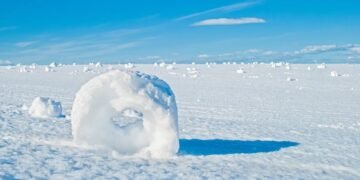 Насправді сніг не сліпуче білий — це все ілюзія: який його справжній колір