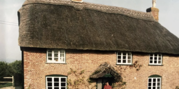 Робітники знайшли біля будинку схованку, закопану ще в 15 столітті: що було всередині