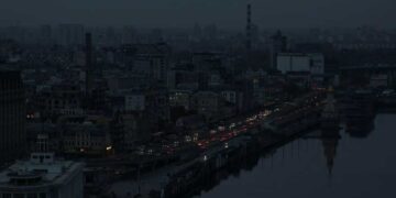 Зробити запаси продуктів і води: експерт розповів, що відбувається з енергосистемою Києва (відео)