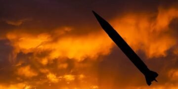 У Києві пролунали вибухи: росіяни комбіновано атакують столицю “Шахедами” та балістикою, здійнялися пожежі