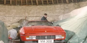 Забули на 28 років у сараї: виявлено суперкар Ferrari 80-х із пробігом 1400 км (відео)