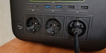Заряджає всю необхідну техніку: експерт випробував потужну зарядну стацію Acer (фото)
