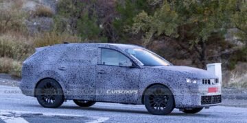 Недорогого конкурента Skoda Octavia від Renault помітили під час випробувань (фото)