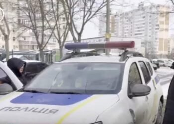 “Не знали, чи доживуть до ранку”: мешканці Троєщини 5 днів замерзали без опалення та світла (відео)