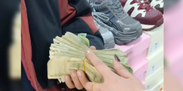 11-річний хлопчик довів продавця до сліз через свій вчинок заради своєї мами (відео)