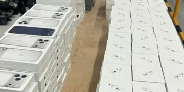 Схованка під підлогою: львівські митники вилучили техніку Apple на десятки мільйонів