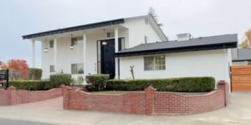 Будинок із таємницею: підвал виявився входом у забутий бункер часів Холодної війни (відео)