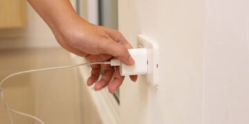 Експерт пояснив, чи варто залишати зарядку в розетці