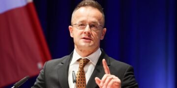 Угорщина продовжує скандалити з Україною: до Обрана підключився Сійярто