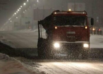 Львів прибирають від снігу: за ніч використали понад 300 м³ протиожеледних матеріалів