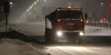 Львів прибирають від снігу: за ніч використали понад 300 м³ протиожеледних матеріалів