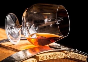 Світові алкогольні гіганти зупиняють виробництва через падіння попиту