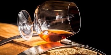 Світові алкогольні гіганти зупиняють виробництва через падіння попиту