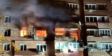 Росіяни вдарили по кількох районах Дніпра: горять квартири та магазин (відео)