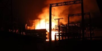 “Добивають”: Сили оборони дронами вдарили по нафтобазі у Феодосії, — соцмережі (відео)