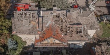 Пошкоджену обстрілом віллу «Сонечко» у Львові відновлюють за 15 млн грн