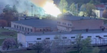 У Києві загорівся трансформатор: повідомляють про перепади напруги (відео)