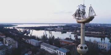 Ворог атакував Миколаїв балістикою, двоє людей постраждали