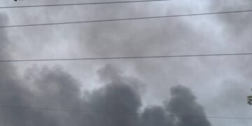 Дніпро накрив густий чорний дим після вибухів: РФ вдарила по місцевому підприємству (фото)