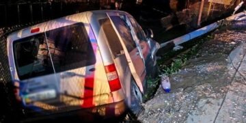 У нічній ДТП у Львові водія затисло в салоні автомобіля