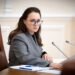 Кабмін зняв заборону на виїзд за кордон для жінок-чиновниць, але є обмеження
