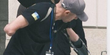 Ветеран з ампутацією рук і ніг підняв прапор до 770-річчя Львова