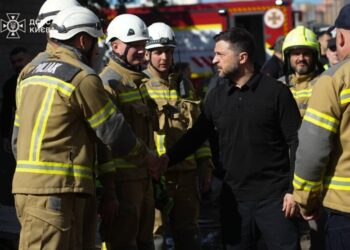 24 загиблих, серед них троє дітей: Зеленський вшанував жертв удару РФ по Києву