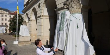 Справжні українці: у Львові леви біля Ратуші «одягнули» вишиванки, – ФОТО