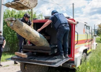 Впала людям на город: на Харківщині знешкодили 500-кілограмову російську авіабомбу (фото)