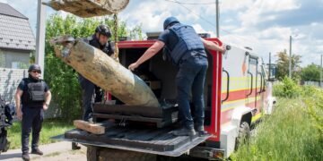 Впала людям на город: на Харківщині знешкодили 500-кілограмову російську авіабомбу (фото)