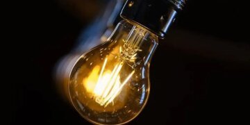Обстріли енергооб'єктів та негода залишили без світла вісім областей – Міненерго