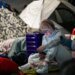 Метрополітен та КМДА пояснили українцям, чи можна під час тривог приносити матраци й намети у підземку