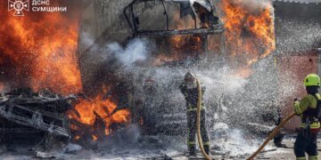 У Сумах ліквідували масштабну пожежу після російського удару по цивільній інфраструктурі